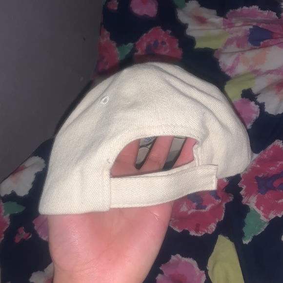 A hat - Picture 2 of 2